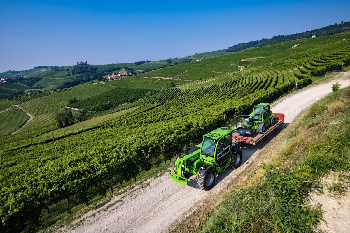 Merlo e-WORKER può essere omologato per la circolazione stradale, anche con traino di piccoli rimorchi agricoli